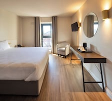 Tabla de planchar con plancha, wifi gratis y ropa de cama