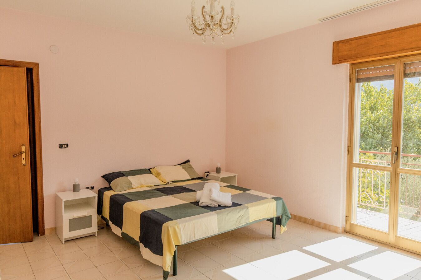 2 bedrooms, desk, WiFi, bed sheets