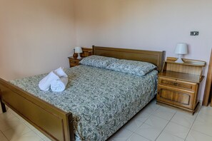 2 bedrooms, desk, bed sheets
