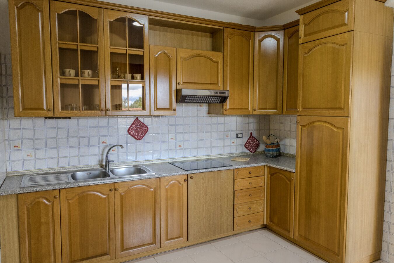 Kühlschrank, Herdplatte, Wasserkocher mit Kaffee-/Teezubehör