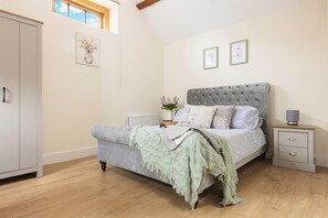 Iron/ironing board, WiFi, bed sheets - The Old Workshop (Cotesbach)