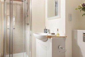 Haartrockner, Handtücher, Seife, Toilettenpapier