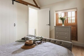 Planxa i posts de planxar, wifi i roba de llit 