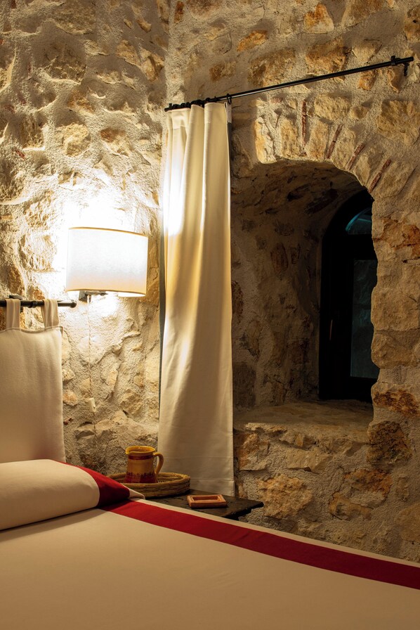 1 bedroom, iron/ironing board, WiFi, bed sheets - L' Armoniosa the magic of the medieval Macchiaroli Castle in Teggiano (Teggiano)