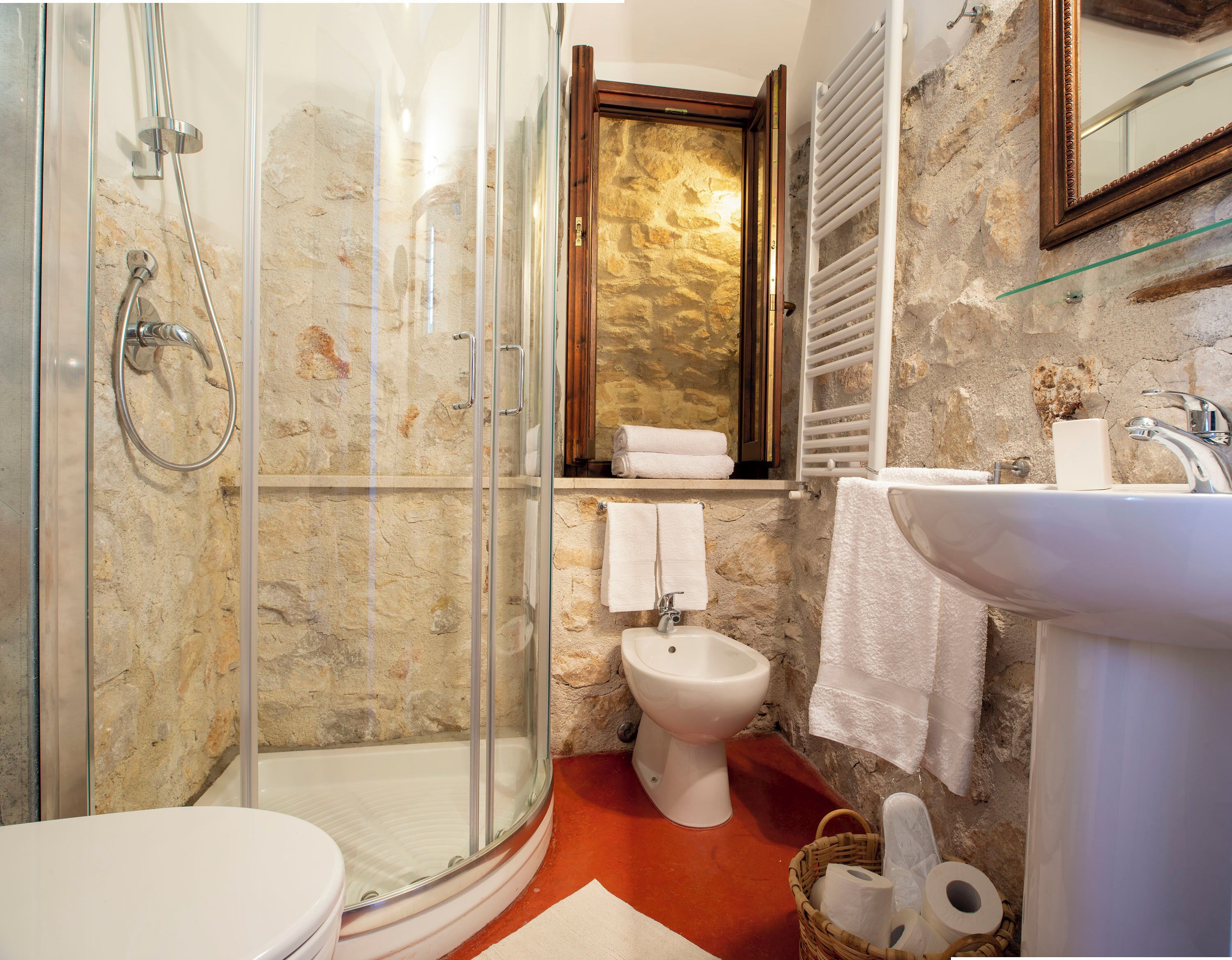 Een douche, een haardroger, een bidet, handdoeken