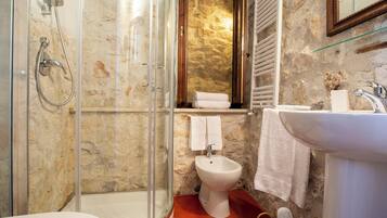 Een douche, een haardroger, een bidet, handdoeken