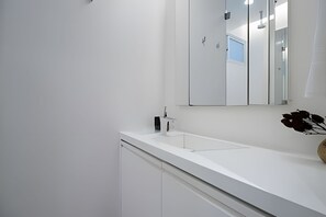 Apartment | Bathroom - Ipanema | Suíte ampla, em uma das melhores ruas do Bairro, 5 min da Praia - por Casapē Rio (Rio de Janeiro)