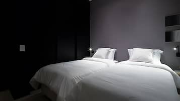 Apartment | In-room safe, blackout curtains, iron/ironing board, free WiFi