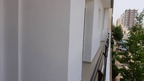 Un immeuble de grande hauteur doté d’un balcon.