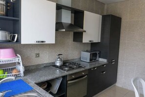 Fridge, microwave, oven, stovetop - Spacious apartment: Comfort, Parking and Wi-Fi. (Agadir)