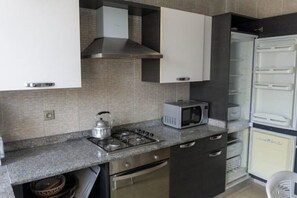 ثلاجة، ميكروويف، فرن، موقد طهي مسطح