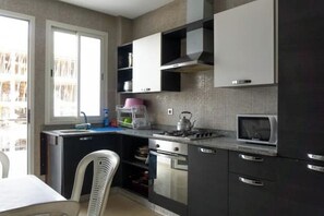 ثلاجة، ميكروويف، فرن، موقد طهي مسطح