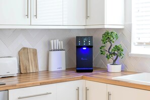 Mikrobølgeovn, ovn, kokeplater og oppvaskmaskin