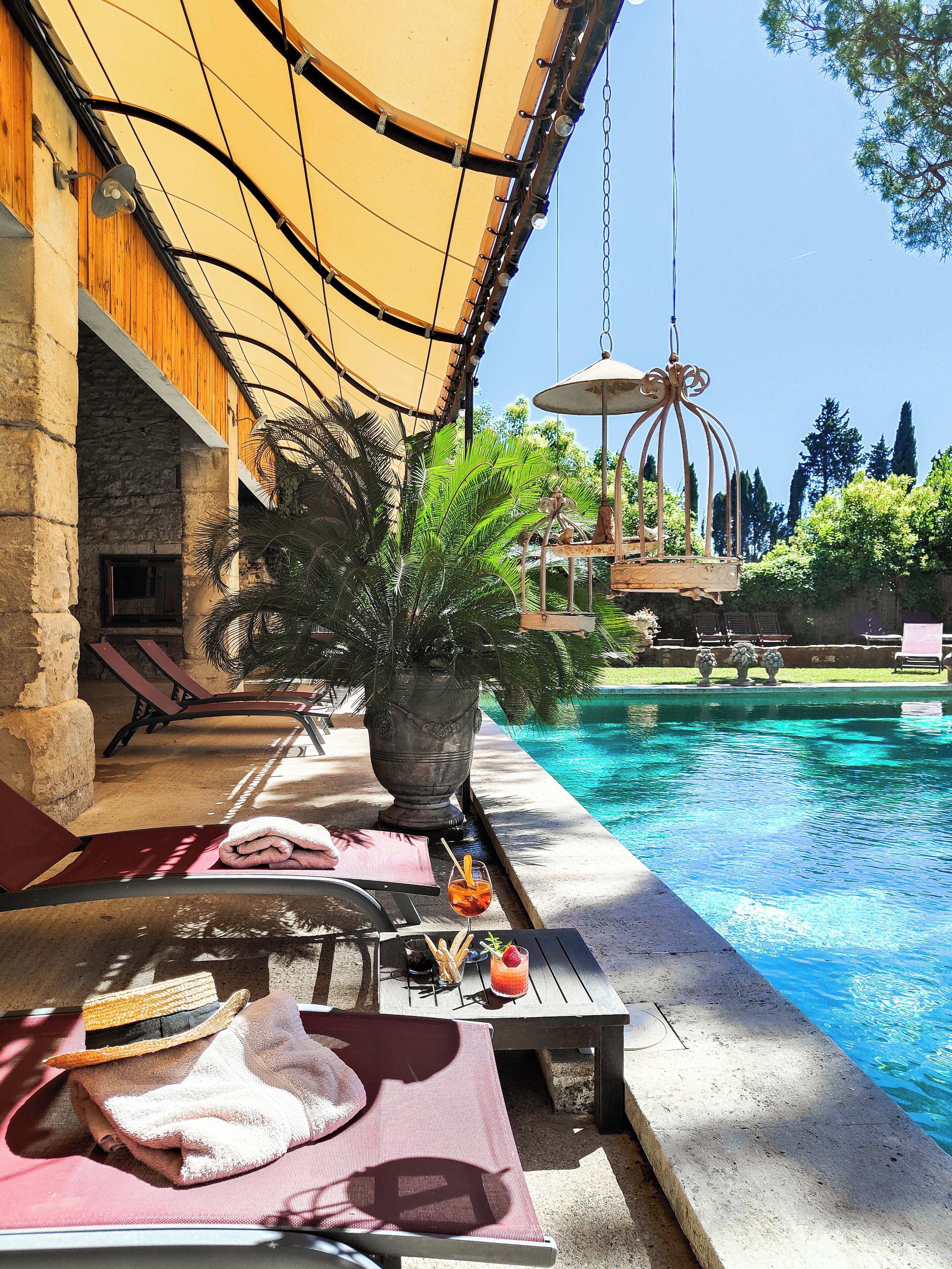 Sesongbasert utendørsbasseng, bassengparasoller og solsenger