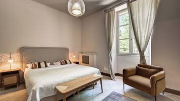 Classic Double Room, Bathtub | In-room safe, blackout drapes, soundproofing, iron/ironing board