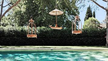 Piscine extérieure (ouverte en saison), parasols de plage