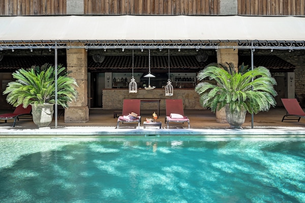 Seasonal outdoor pool, pool umbrellas, sun loungers