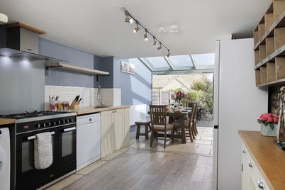 Quaint and characterful dog friendly holiday cottage that sleeps 4 - Little Haven