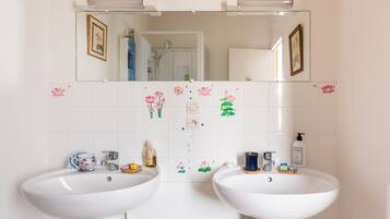 Een douche, een haardroger, handdoeken