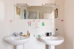 Douche, sèche-cheveux, serviettes fournies