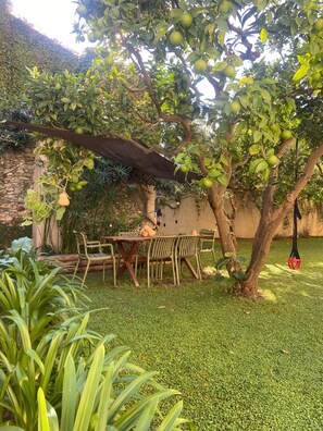 Outdoor dining - Outdoor Experiences! THE SECRET GARDEN-ORANGE-bike-friendly holidays home (Calice Ligure)