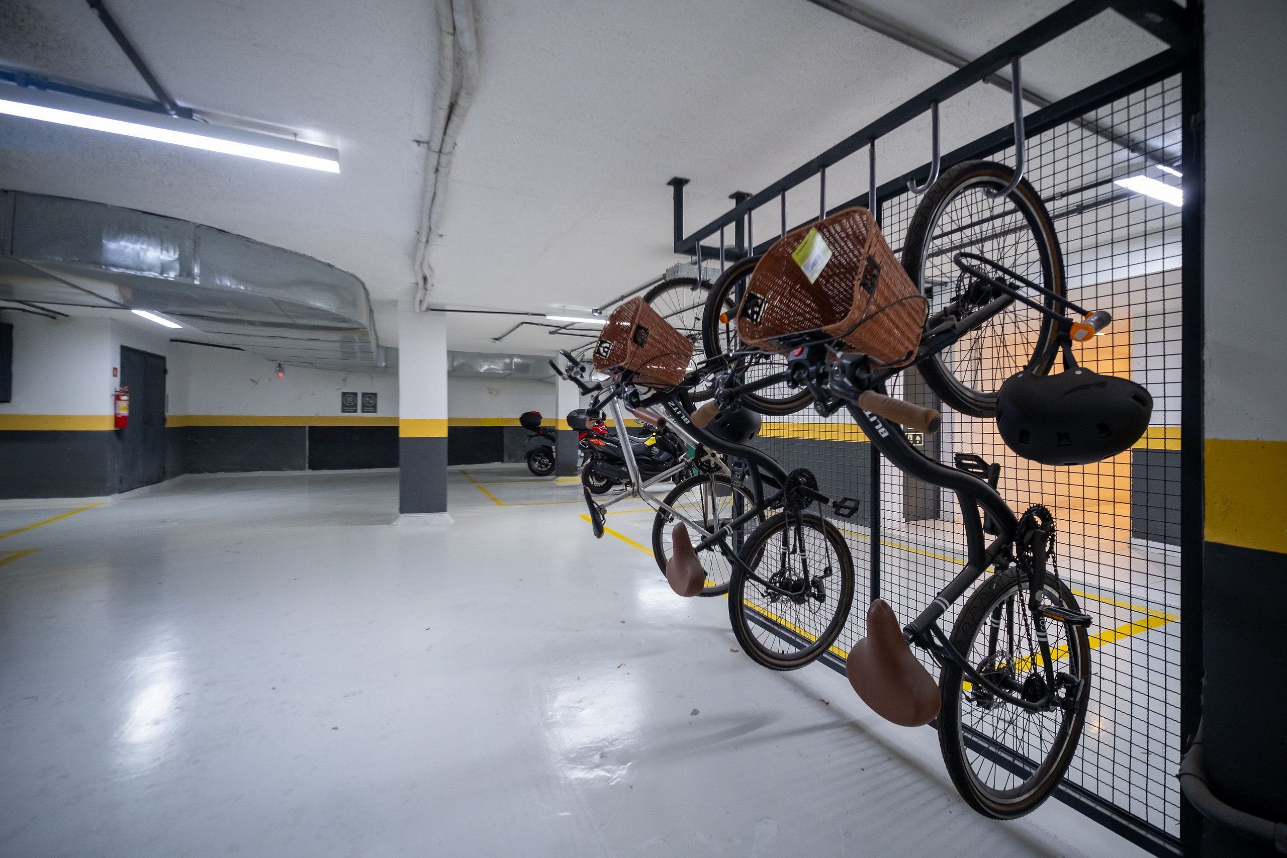 Eine Parkgarage mit an einem Gestell befestigten Fahrrädern.