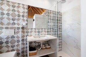 Douche, sèche-cheveux, serviettes fournies