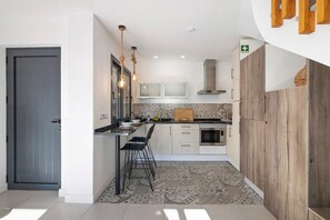 Frigorífico, microondas, horno y placa de cocina