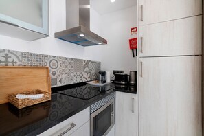 Køleskab, mikrobølgeovn, ovn, kogeplade