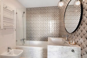 Douche, sèche-cheveux, serviettes fournies
