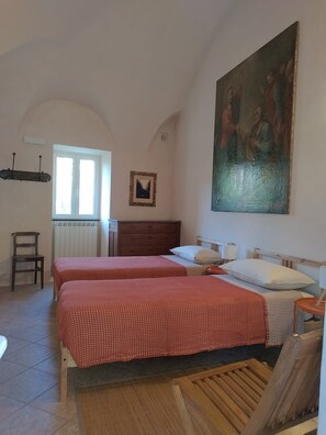 5 bedrooms, desk, iron/ironing board, travel crib