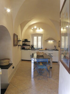 Frigorífic, microones, forn i placa de cuina 