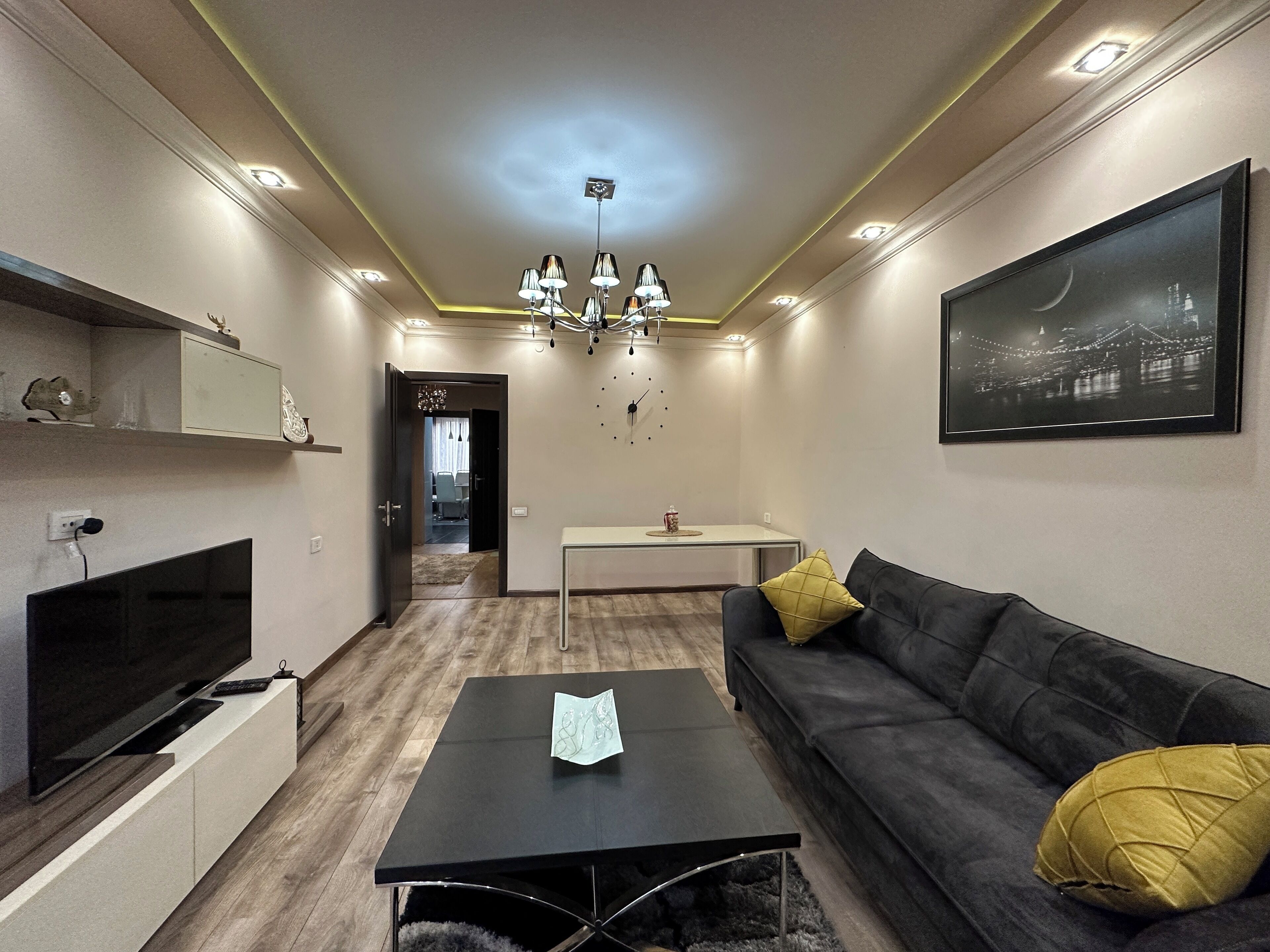 Comfort-huoneisto, 1 makuuhuone, parveke | Oleskelualue | 50–tuumainen taulutelevisio, jossa kaapelikanavat