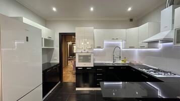 Comfort-huoneisto, 1 makuuhuone, parveke | Yksityinen keittiö