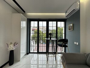 Classic-Apartment, 2 Schlafzimmer | Wohnbereich | 50-Zoll-Flachbildfernseher mit Kabelempfang