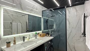 Classic Apartment, 2 Bedrooms | Bathroom | Towels