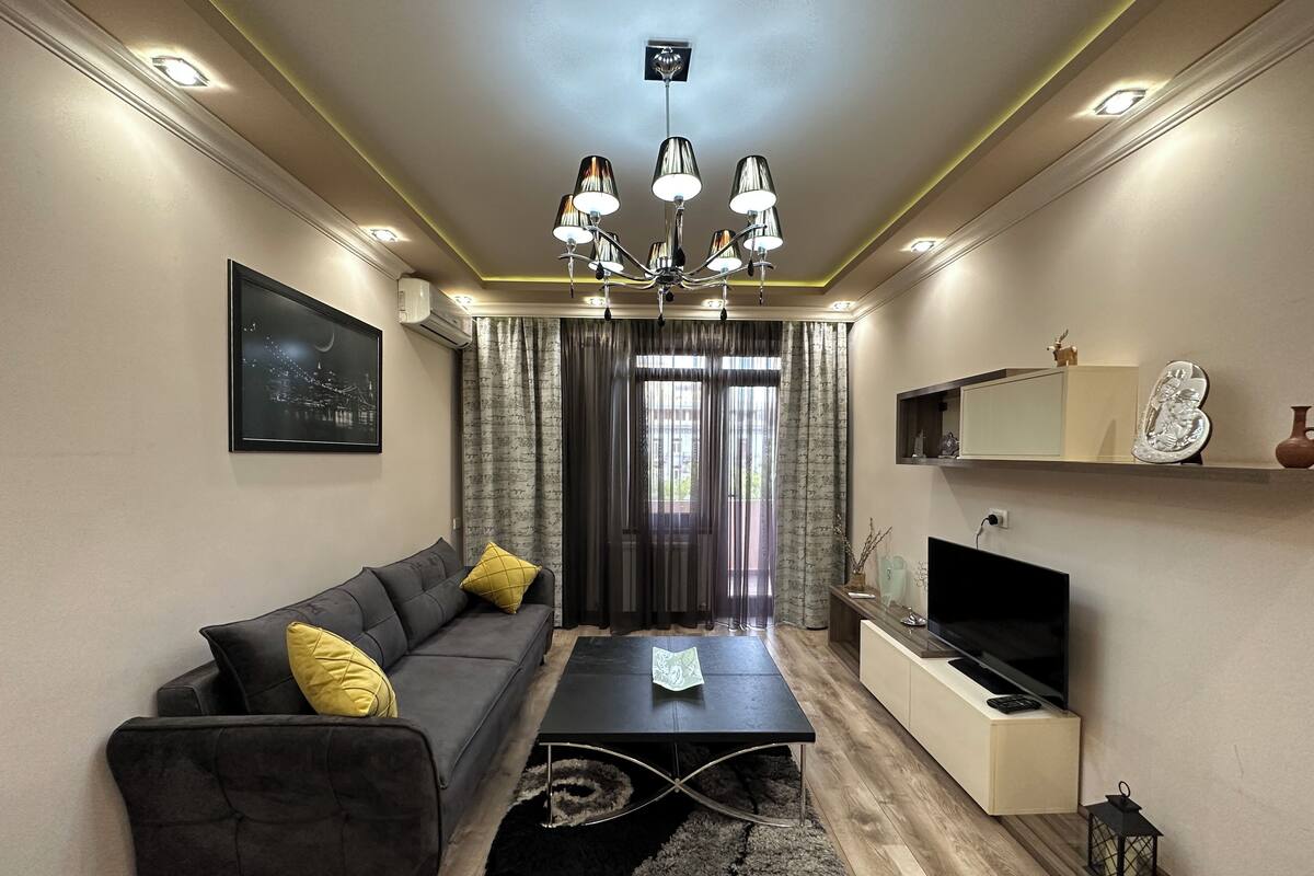 Apartamento conforto, 1 quarto, sacada | Área de estar | TV de tela plana 50 polegadas com canais a cabo