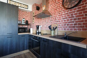 Frigorifero, microonde, forno, piano cottura