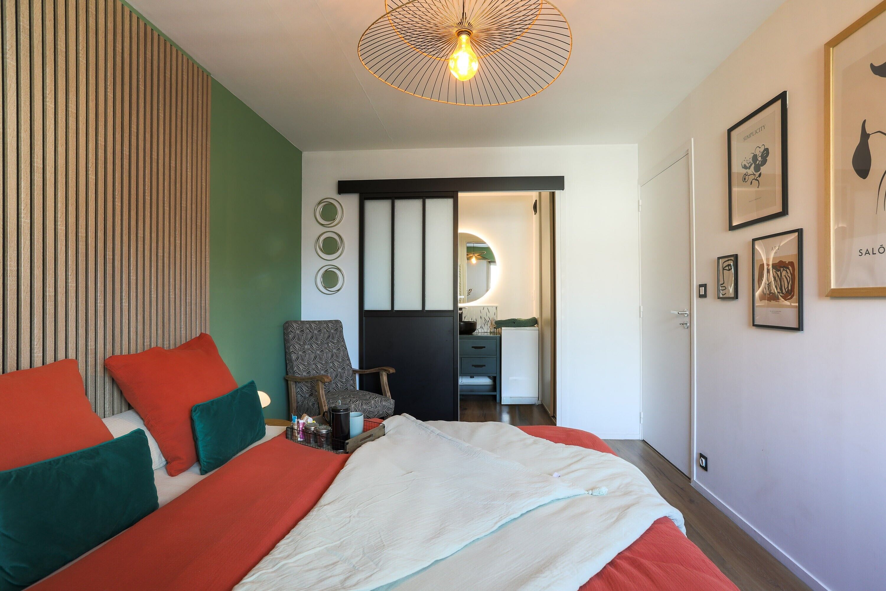 Une chambre à coucher moderne avec un lit, une chaise, un bureau et une armoire.