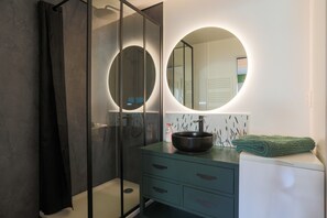 Shower, hair dryer, towels