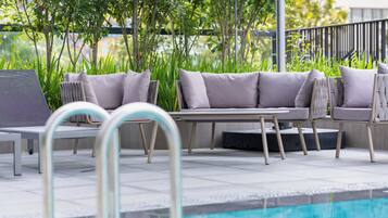 Hồ bơi ngoài trời, mở cửa từ 7:00 đến 21:00, ghế dài tắm nắng