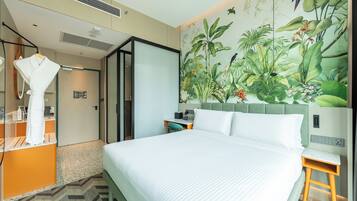 Habitación Deluxe, 1 cama matrimonial | Caja de seguridad en la habitación y espacio para trabajar con laptop