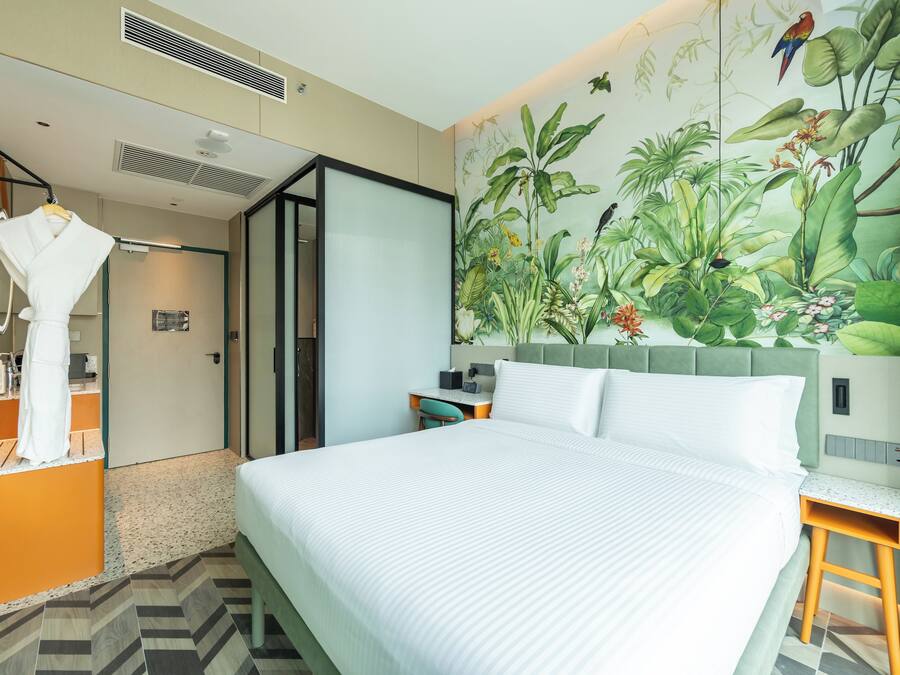 Deluxe Room, 1 Double Bed | In-room safe, laptop workspace, blackout curtains, free WiFi