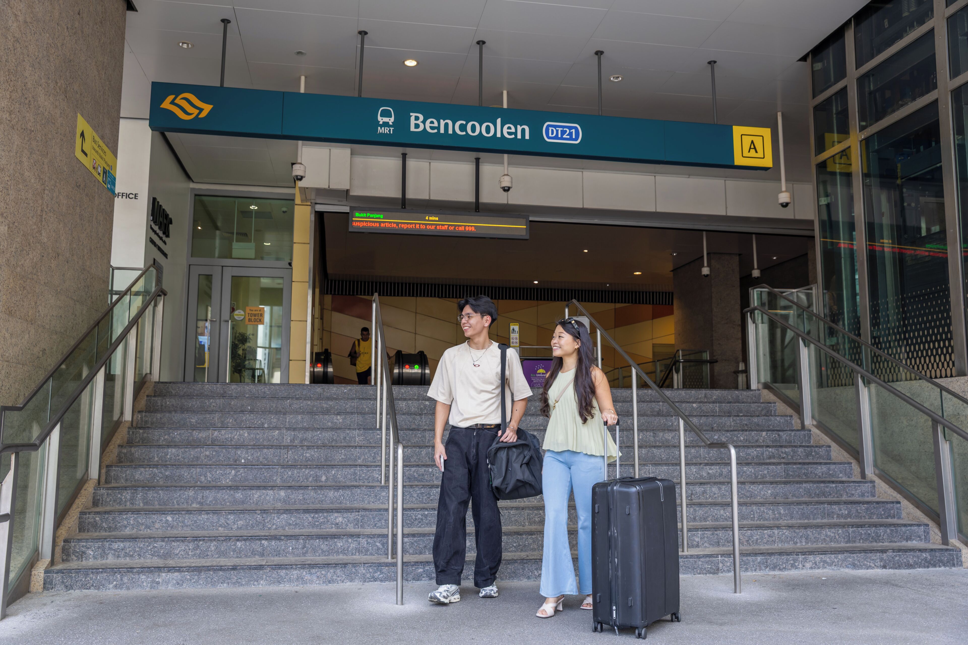 Una escalera que lleva a un edificio con un letrero que dice 'Bencoolen DT21' y una señal con la letra 'A' encima.
