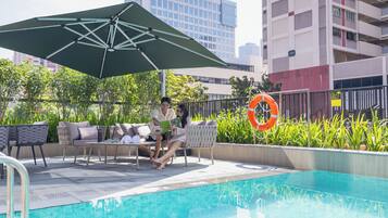 Piscina externa, funciona das 7h às 21h, espreguiçadeiras