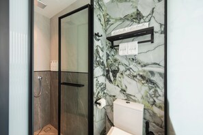 Shower, rainfall showerhead, eco-friendly toiletries, hair dryer - Hotel Waterloo Singapore - Handwritten Collection (Singapore)
