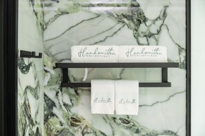 Douche, douche à « effet pluie », articles de toilette écologiques