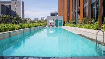 Kolam renang outdoor, dengan kursi berjemur