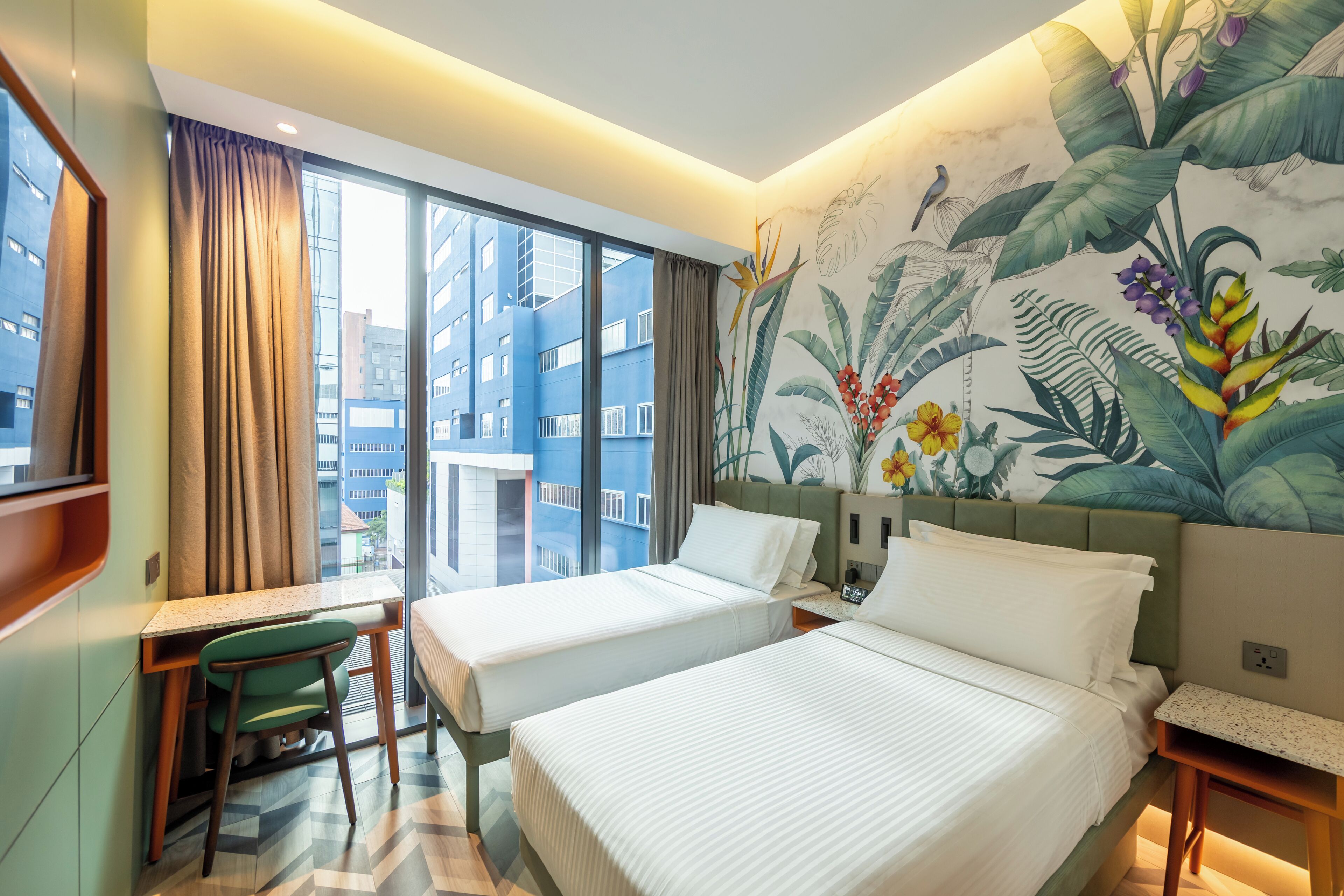 Safe på rommet, skrivebord for bærbar PC og blendingsgardiner