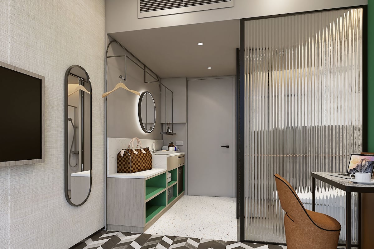 Caixa forta a l'habitació i espai de treball apte per a portàtils